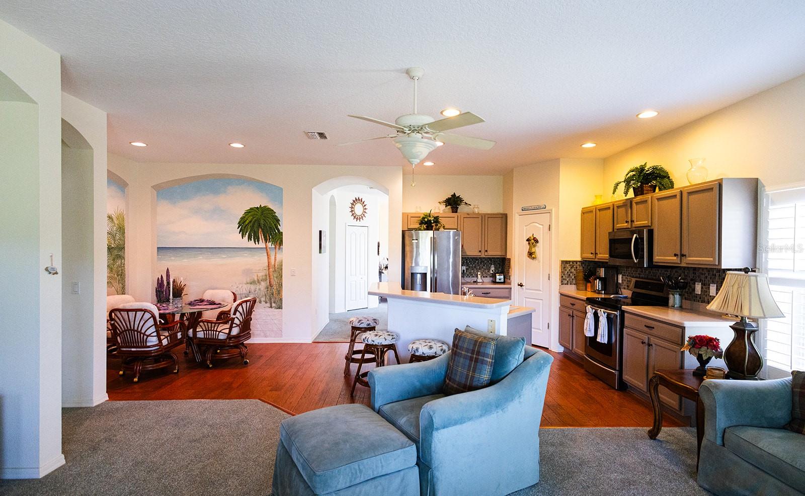View while walking in from the lanai. Attractive tropical murals in the breakfast nook bring the tropics inside!