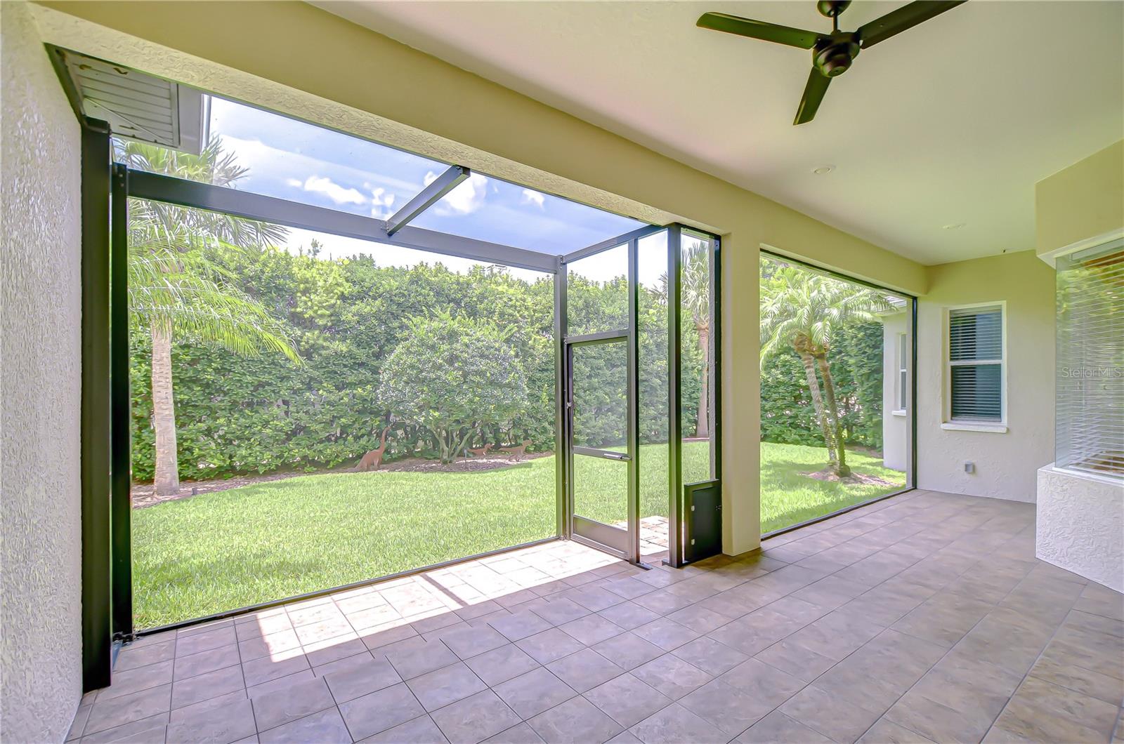 Spacious screened lanai!
