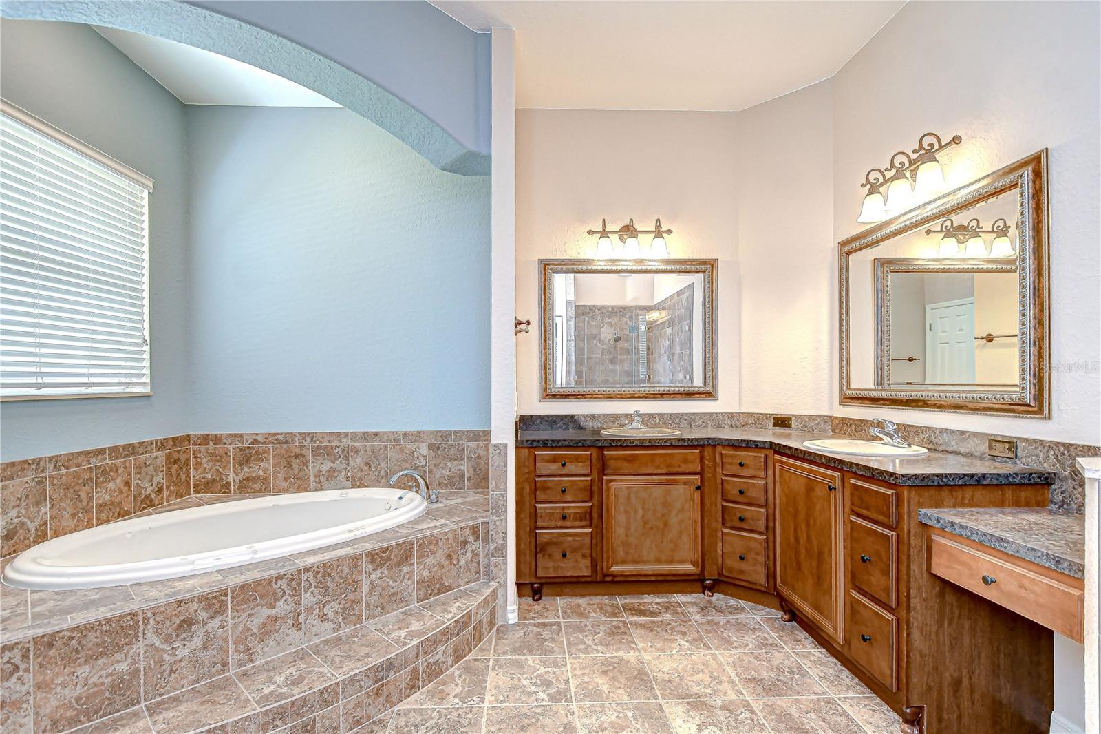 En-suite bathroom with soaking tub!