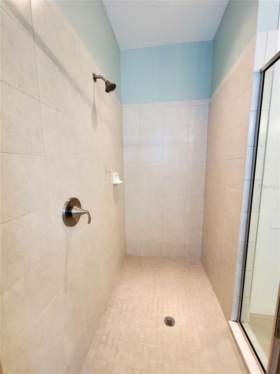 WALK-IN SHOWER