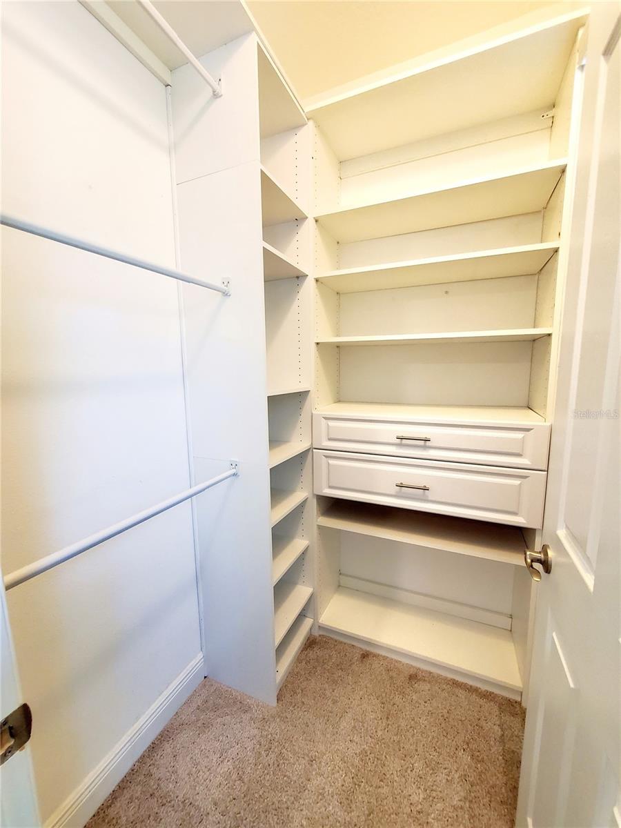 WALK-IN CLOSET
