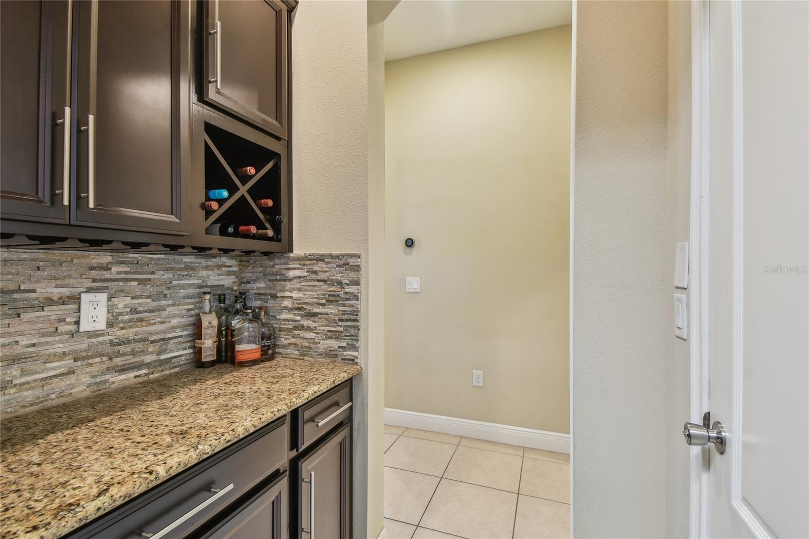 Dry-Bar off Hallway