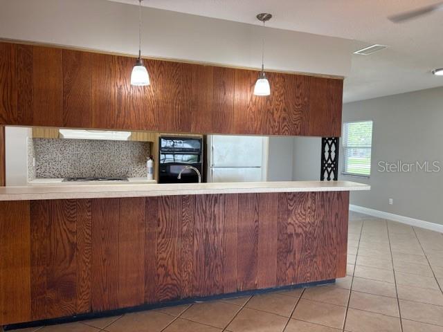 well lit kitchen & breakfast bar