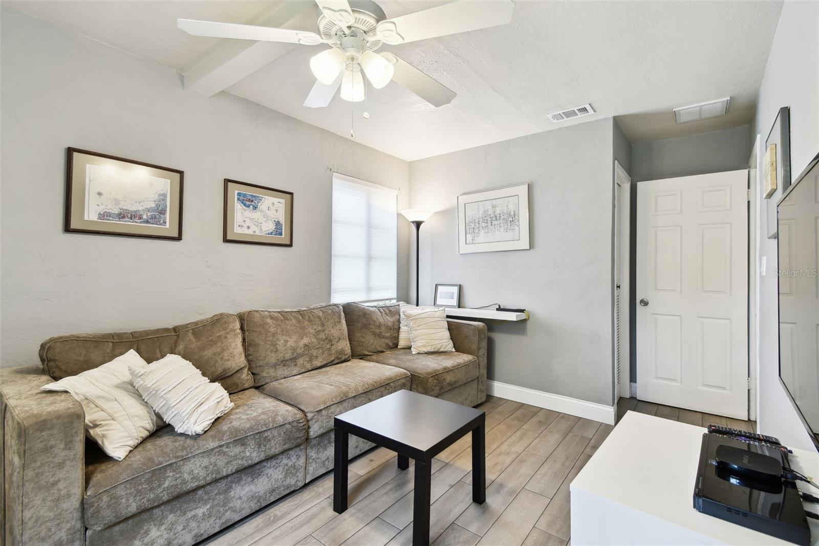 A very comfortable room, to sleep, work or relax. 2 closets