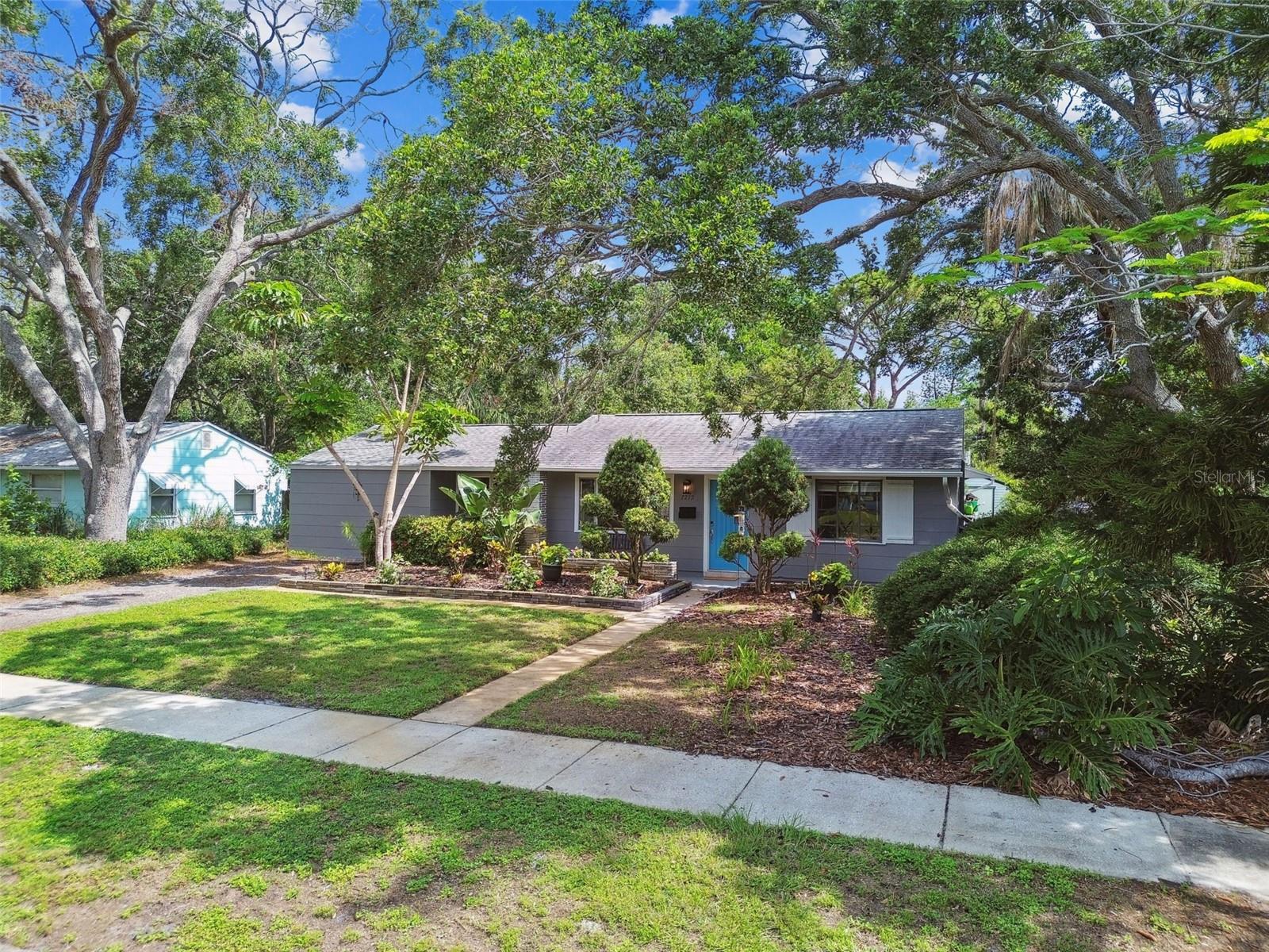 One of the charms of westside homes is lots of elbow room.