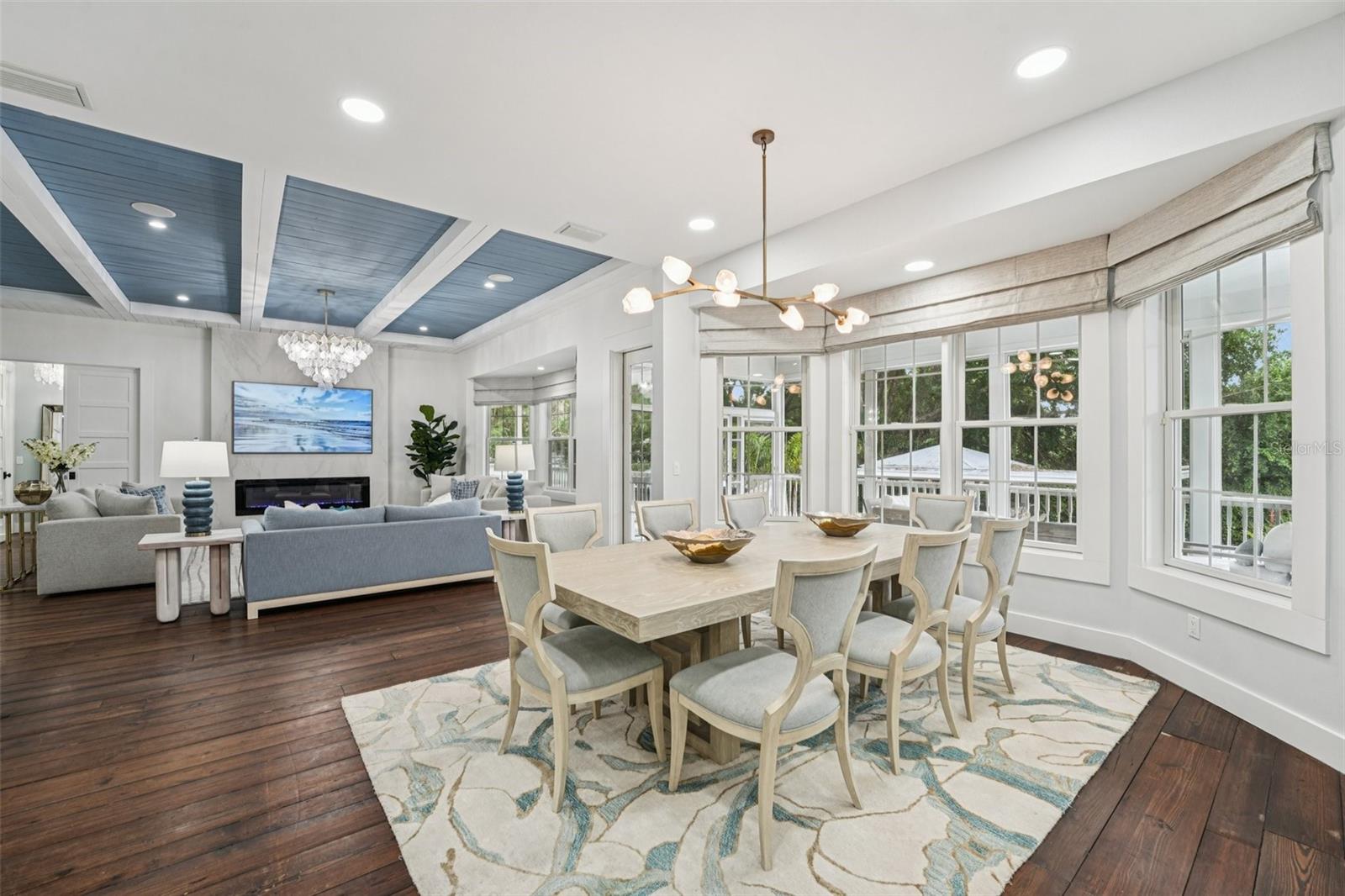 Plenty of room for a large dinning table