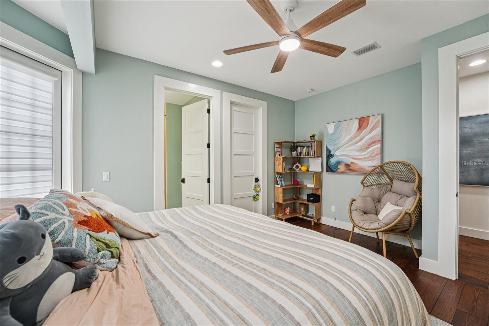 Bedrooms are all large enough for King size beds