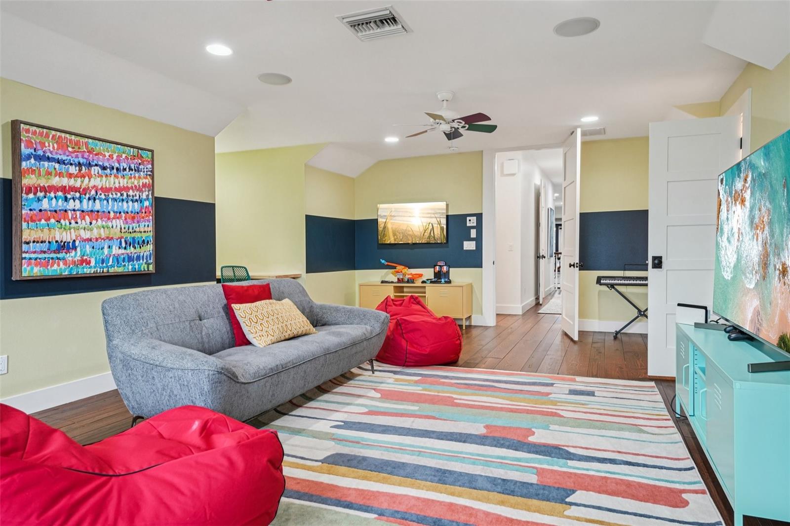 2nd large bonus room with 3 separate desk alcove areas