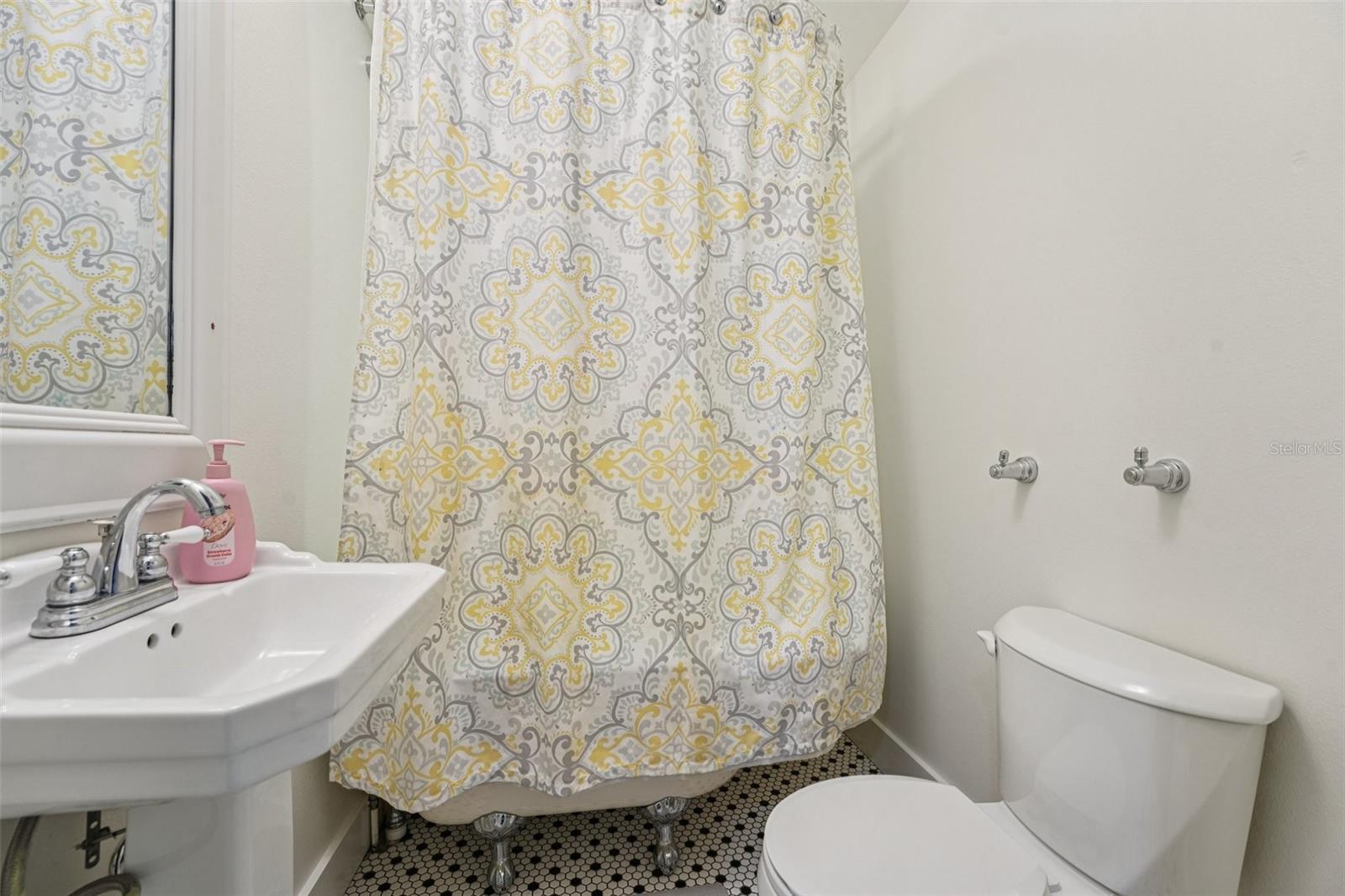 Full bath with claw tub in the Kids Bonus room