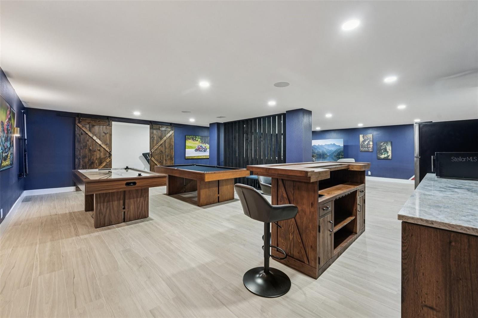 Game are with pool table and bar