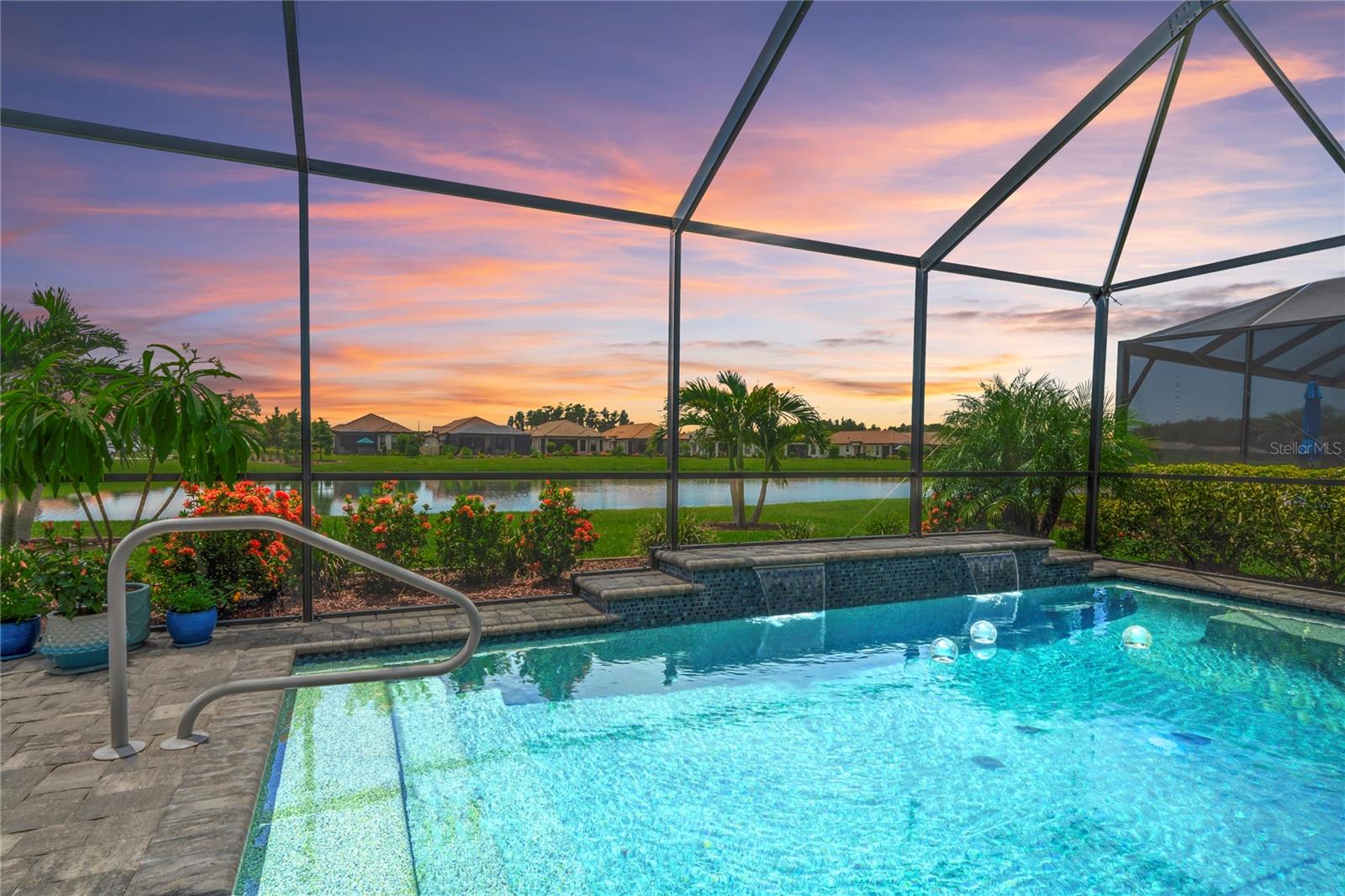 Left angle view of pool from lanai