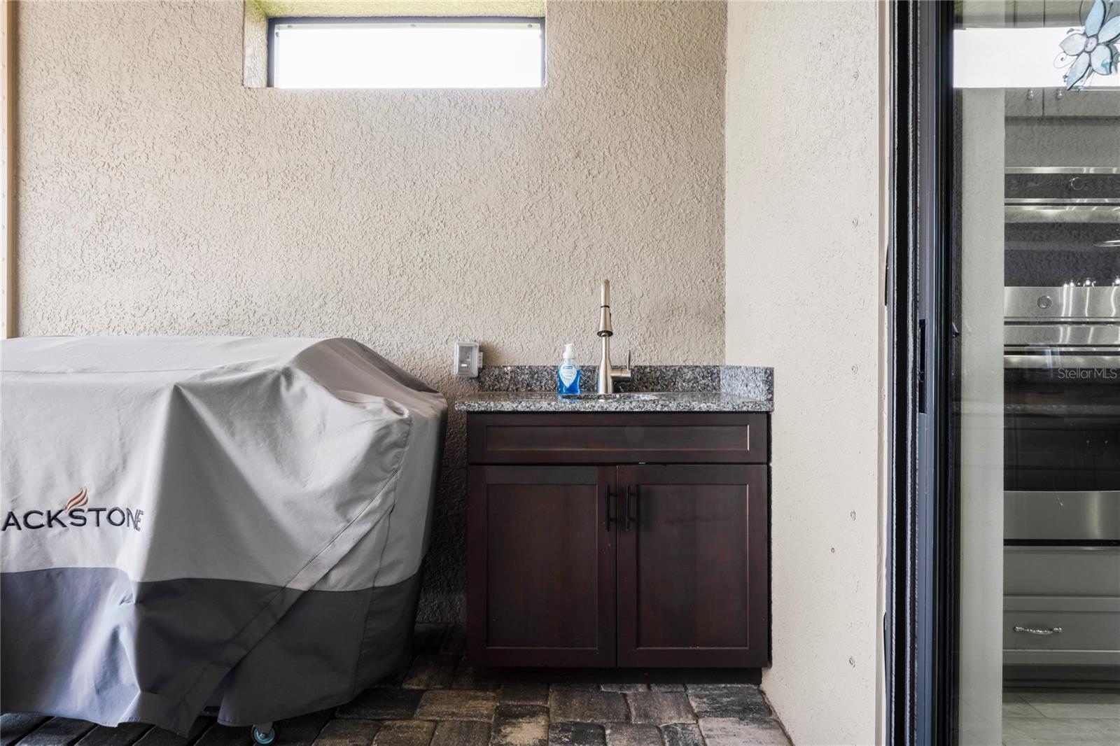 Outdoor pre-plumbed gas kitchen with sink