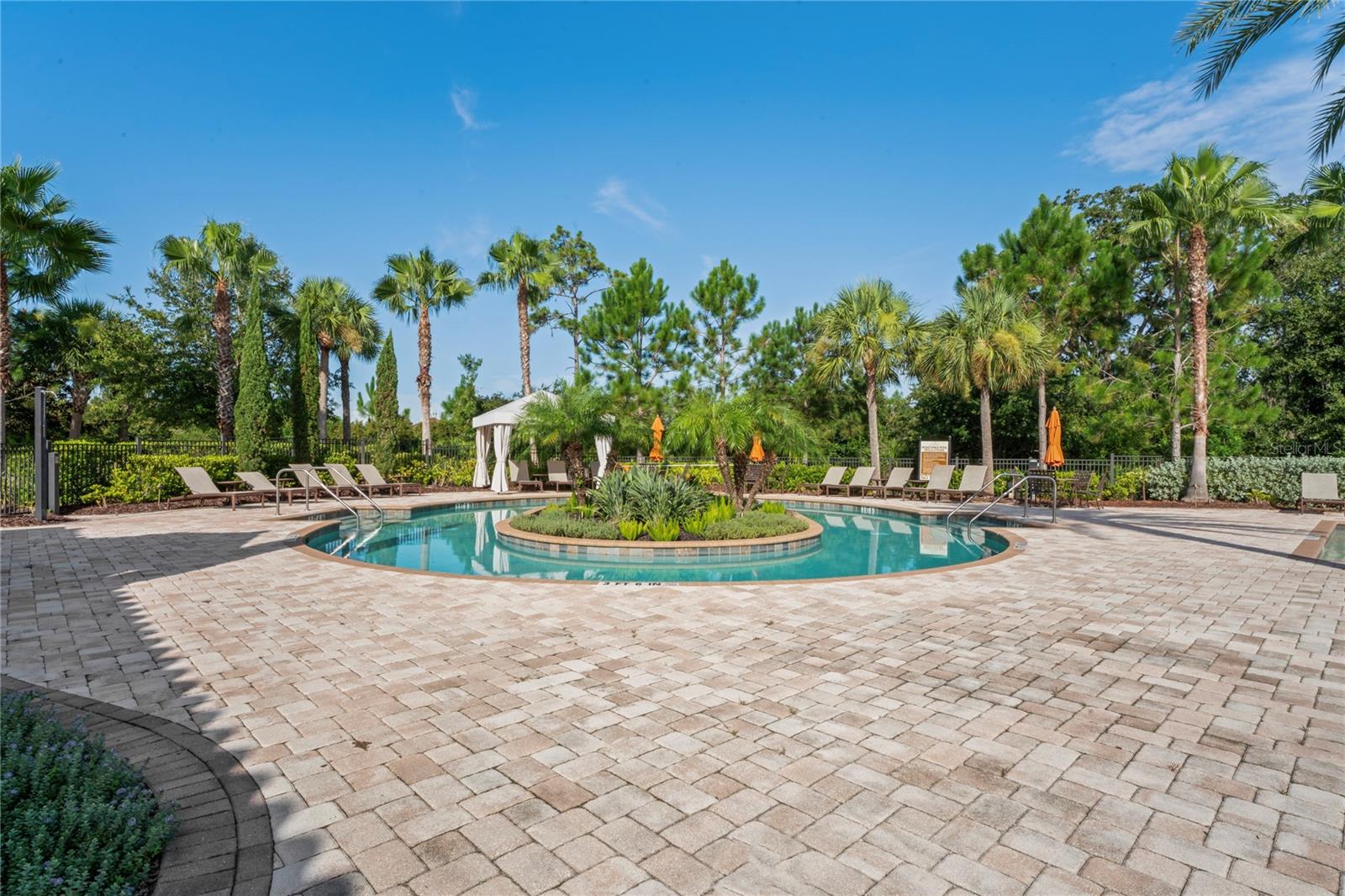 Lazy river pool