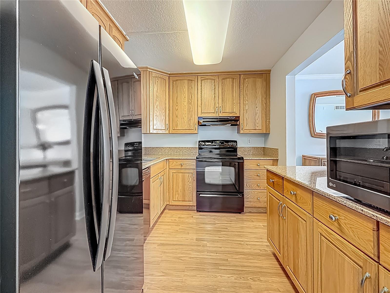 Take a look at this great kitchen, plenty of counter space for cooking and entertaining!