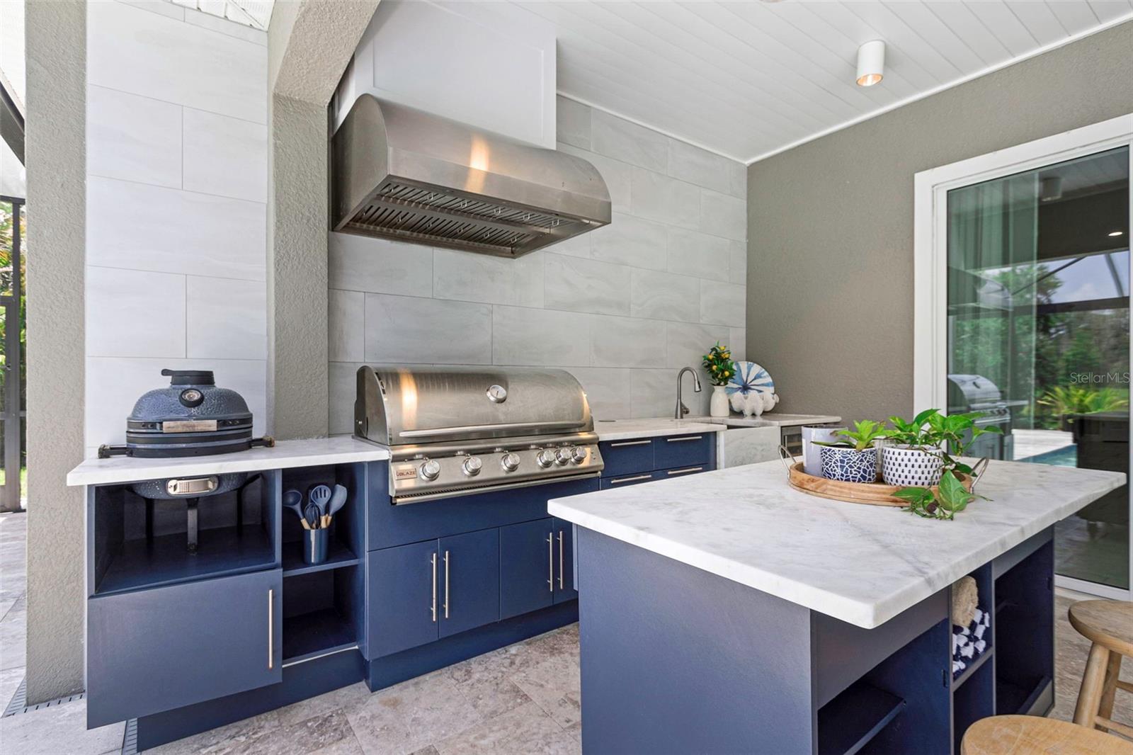 Outdoor Kitchen with grill, egg, fridge & sink