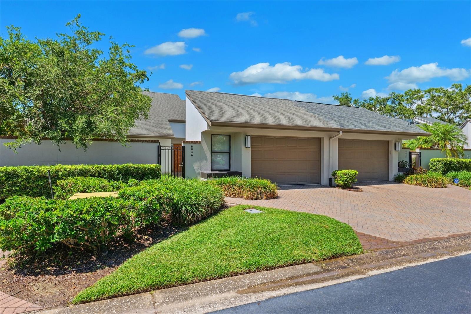 The whole neighborhood is beauifully manicured!