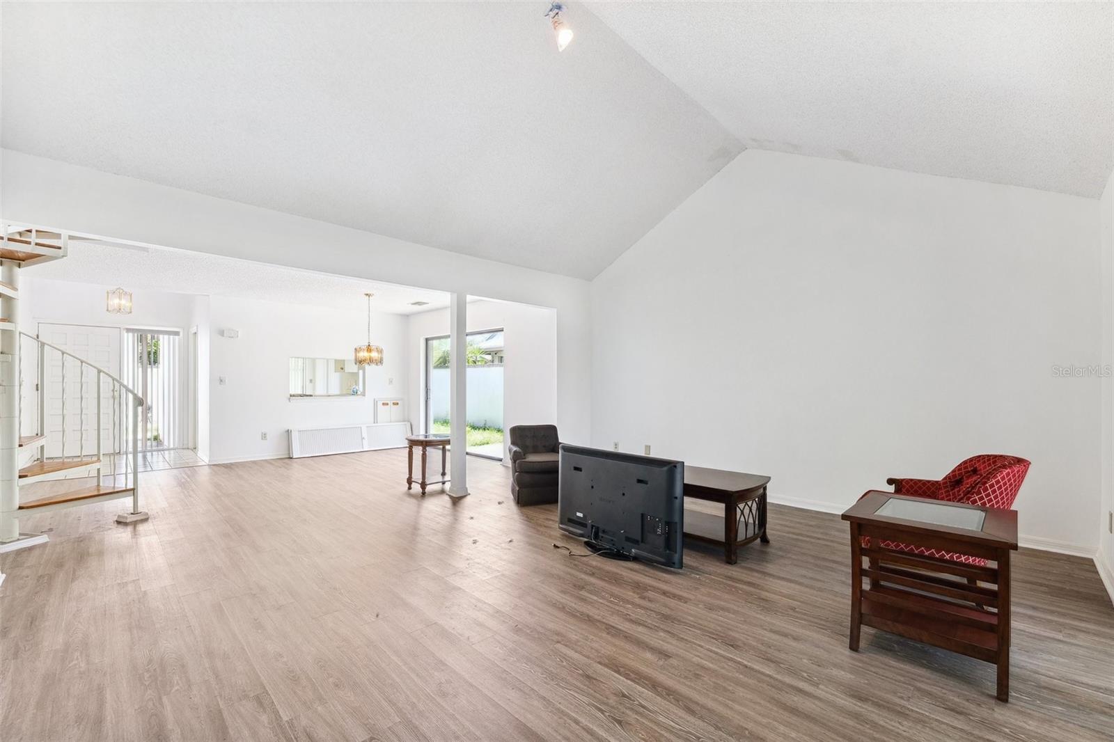 Large livingroom with vaulted ceiling.