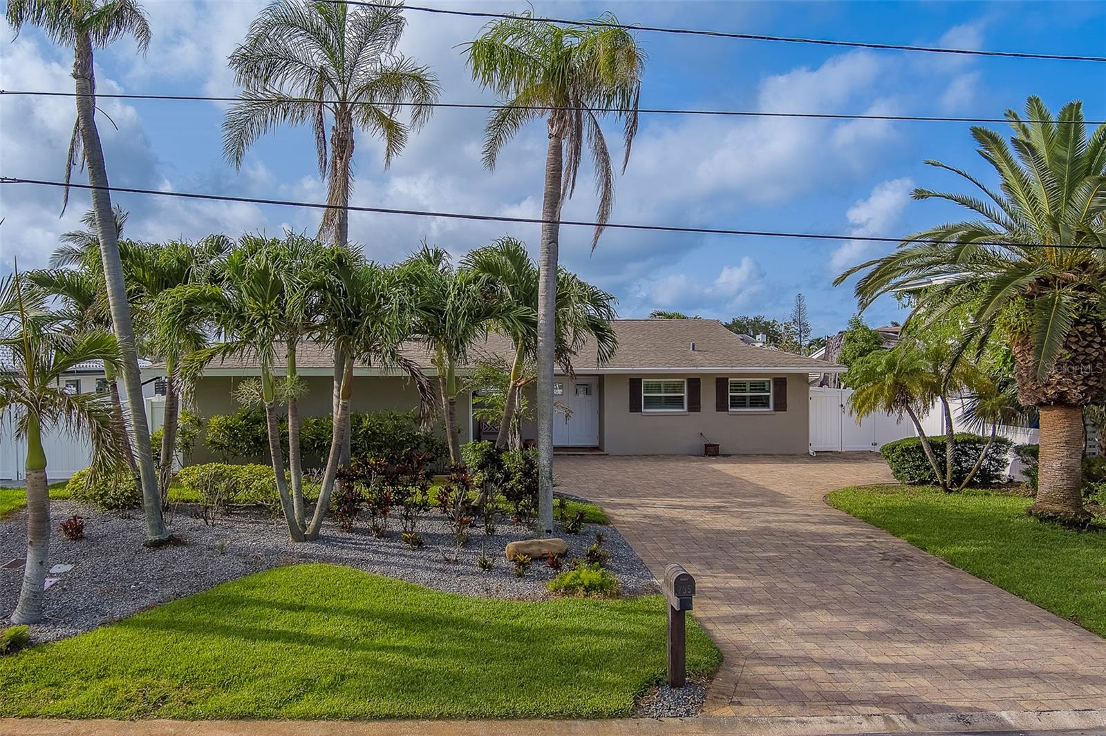 Beautifully Landscaped l