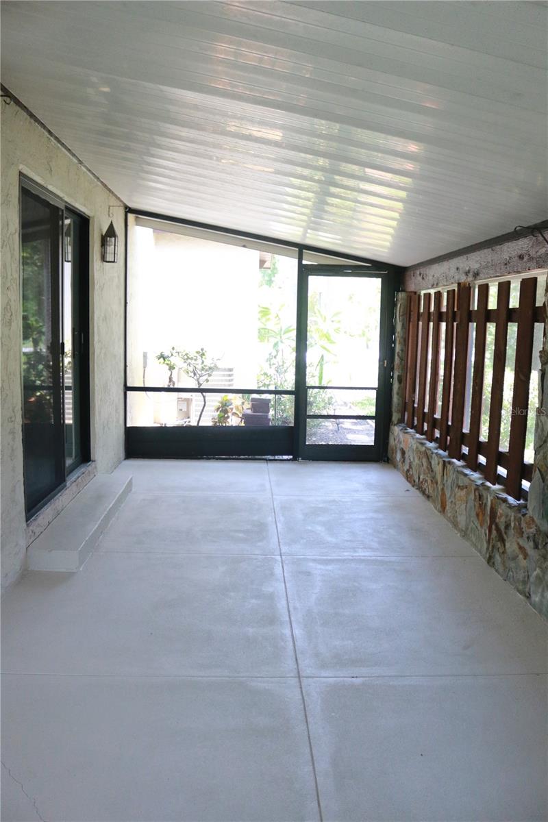 SCREENED LANAI