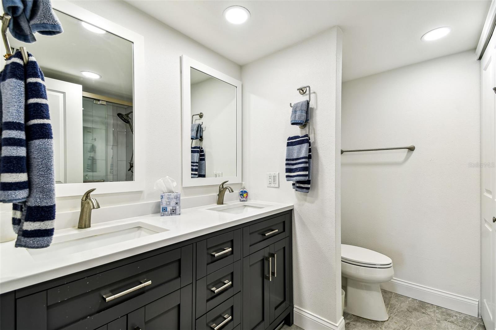 Primary Bedroom en suite bath