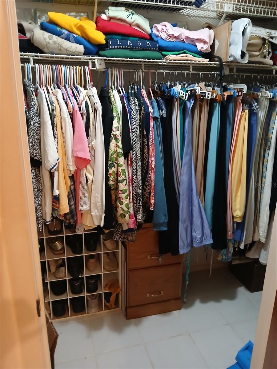 WALK-IN CLOSET