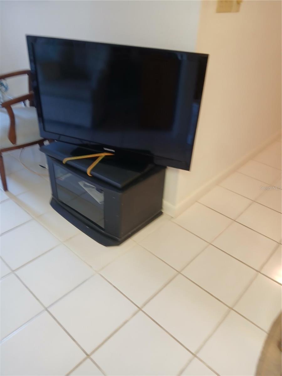 SAMSUNG TV LIVING ROOM