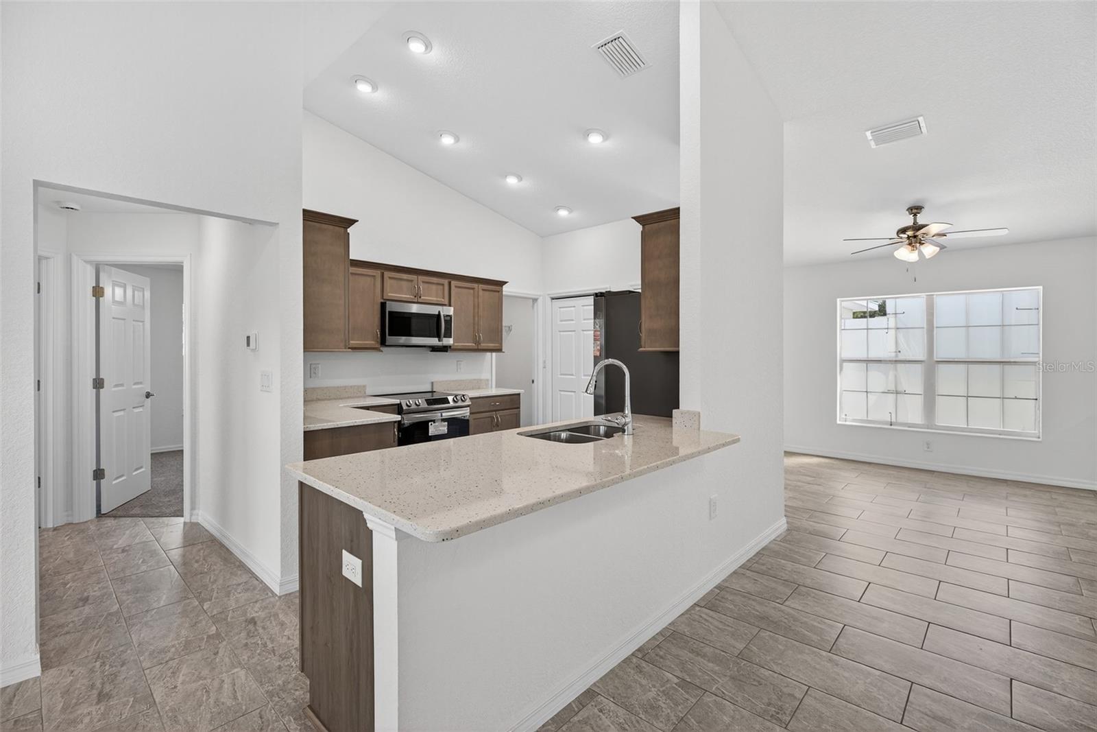 Kitchen with Granit Countertop