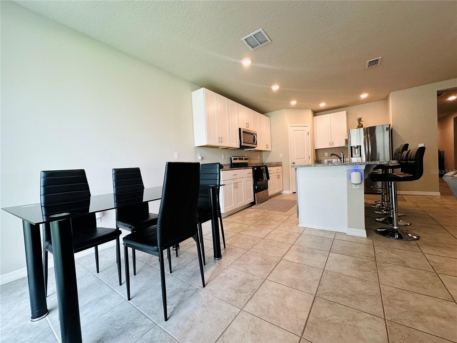 Eat in Area and kitchen