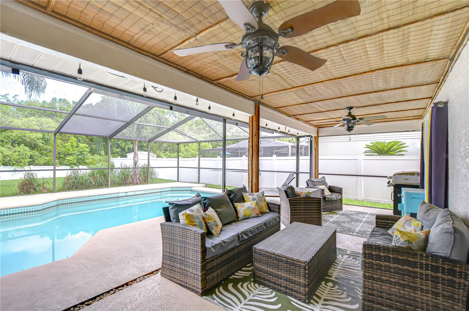 Amazing overdoor patio!