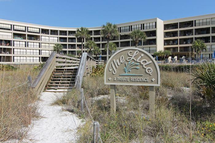 Walkover from the beach to the pool and building