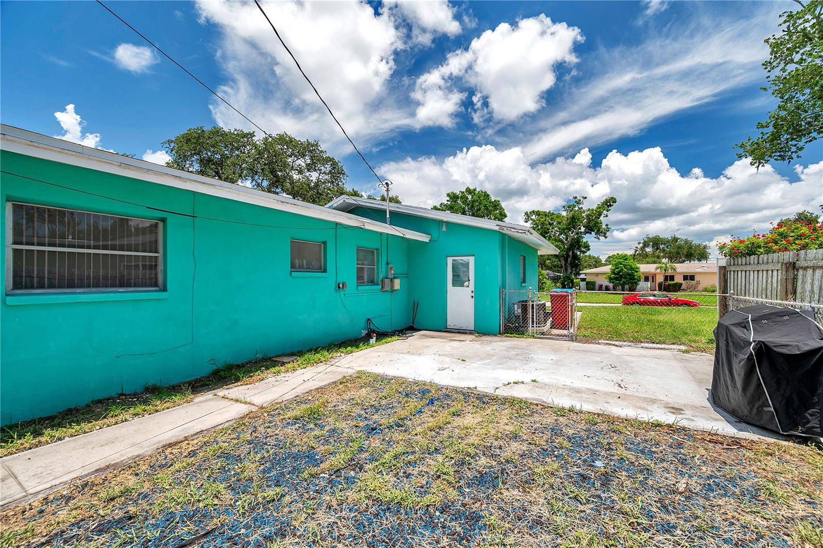 Wide side yard