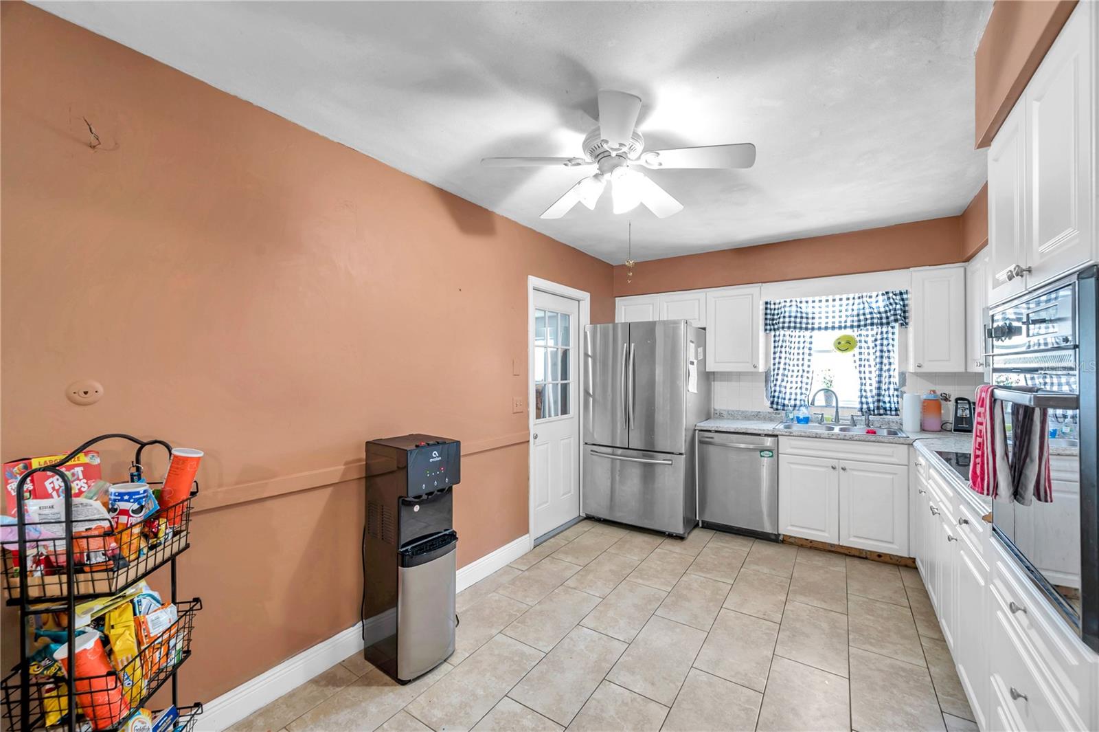 Eating space in kitchen