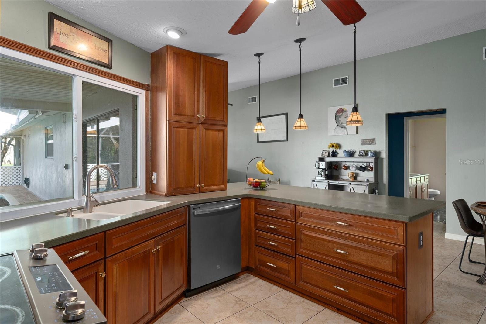 Kitchen to the breakfast nook
