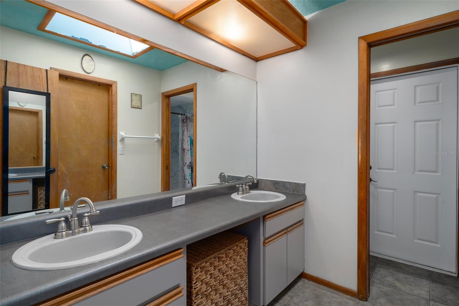 2nd master suite bath and walk in shower