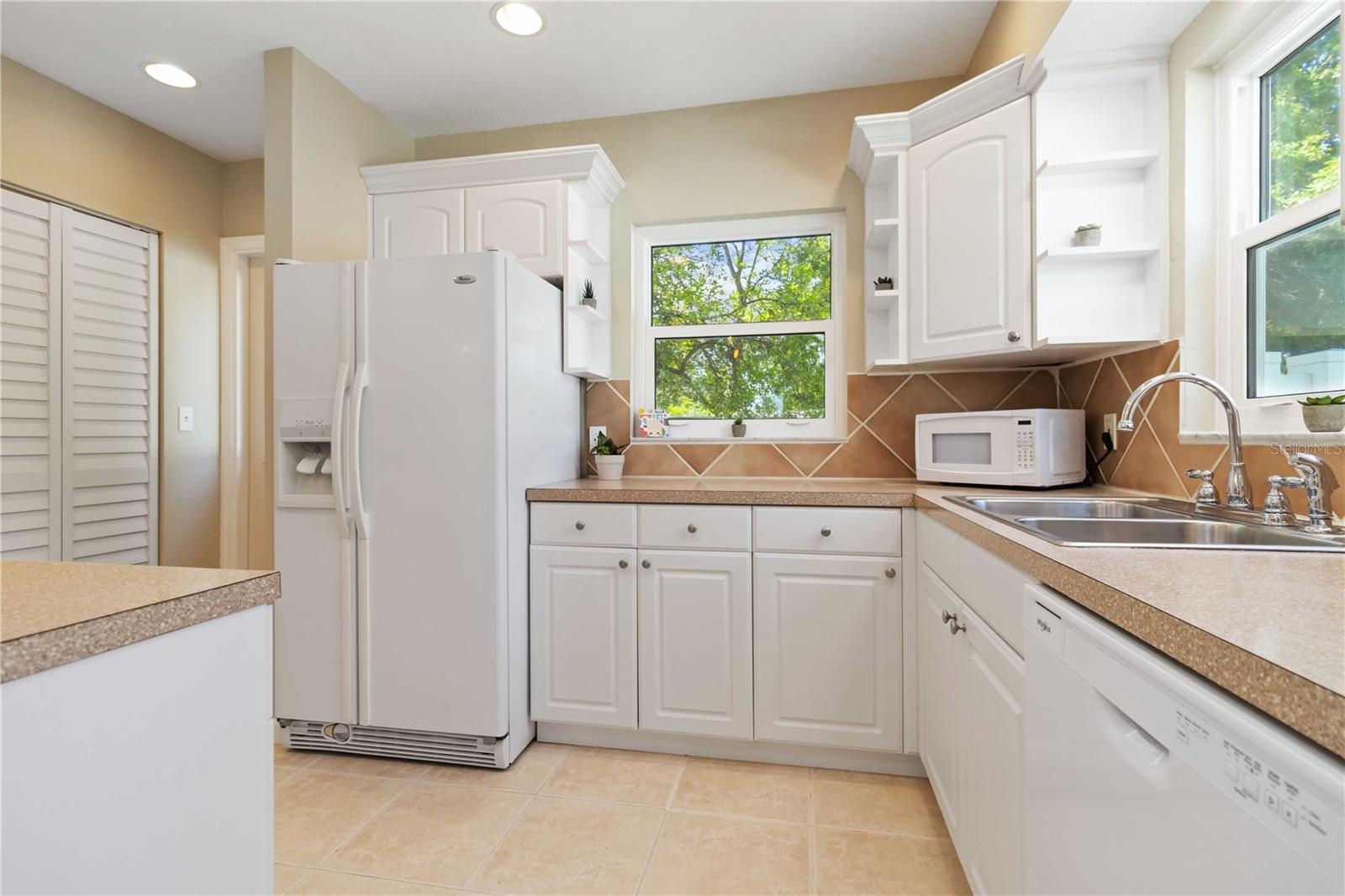Nice size kitchen.