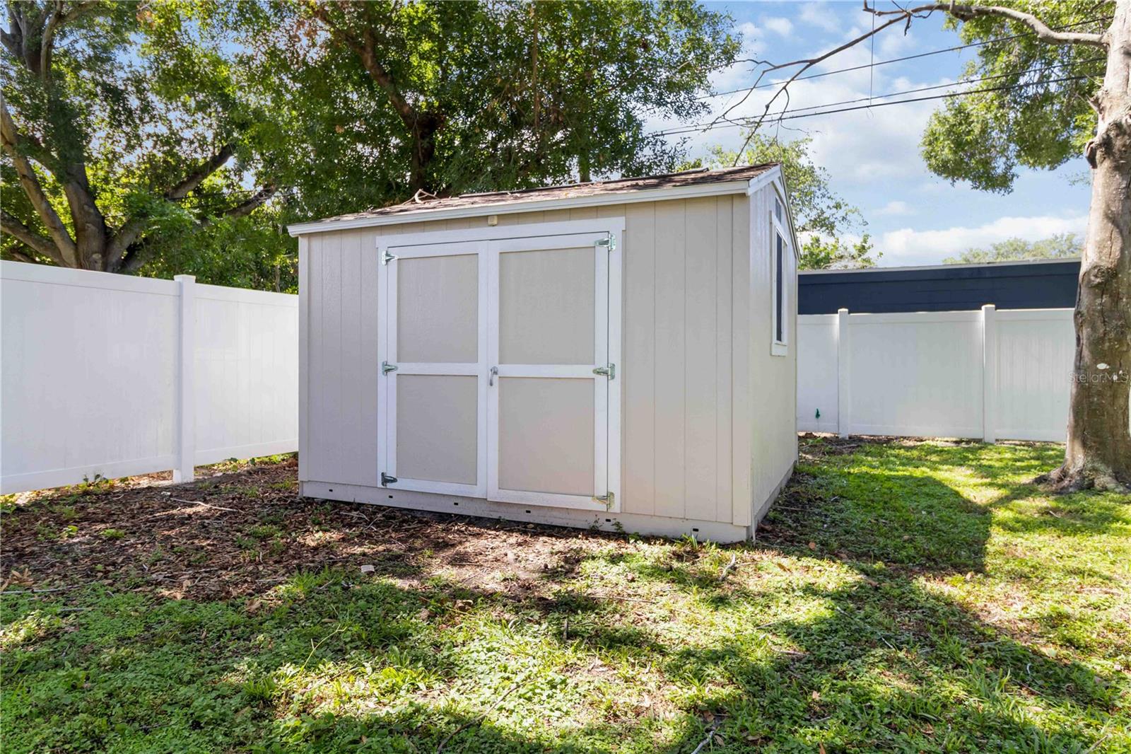 Large shed/workshop for all of your storage.