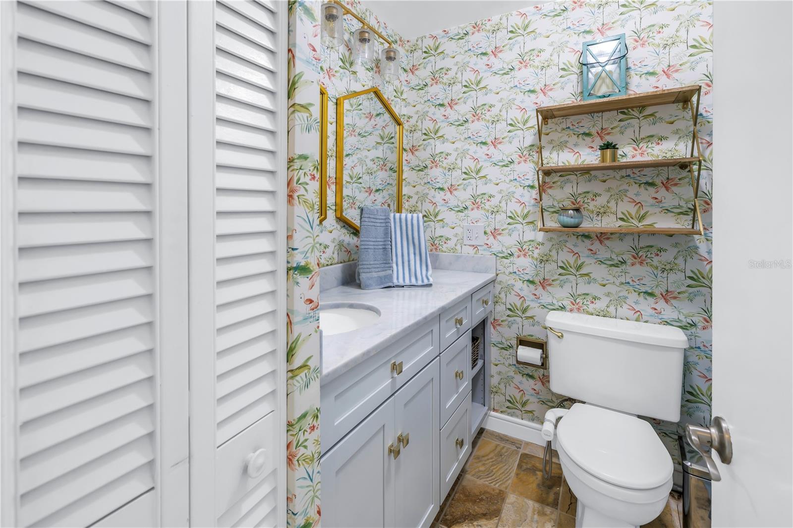 Upstairs Full Bathroom
