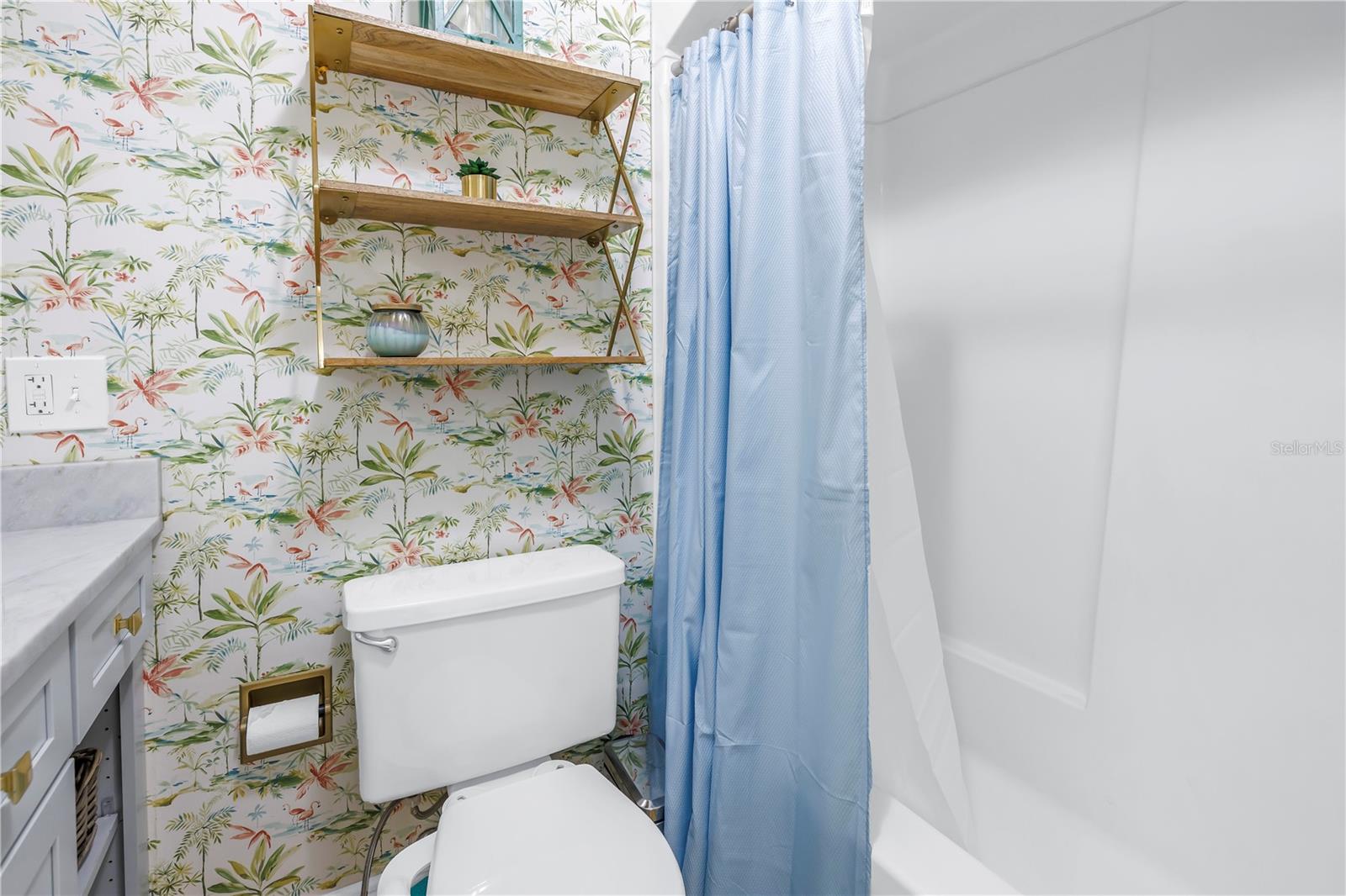 Upstairs Full Bathroom