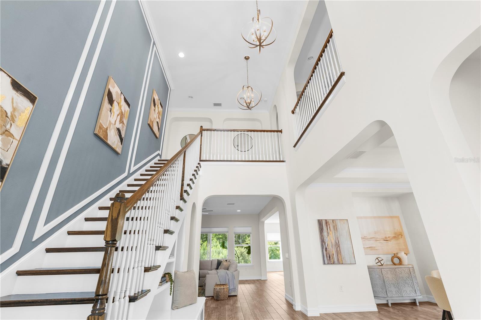 Soaring 20 foots ceilings