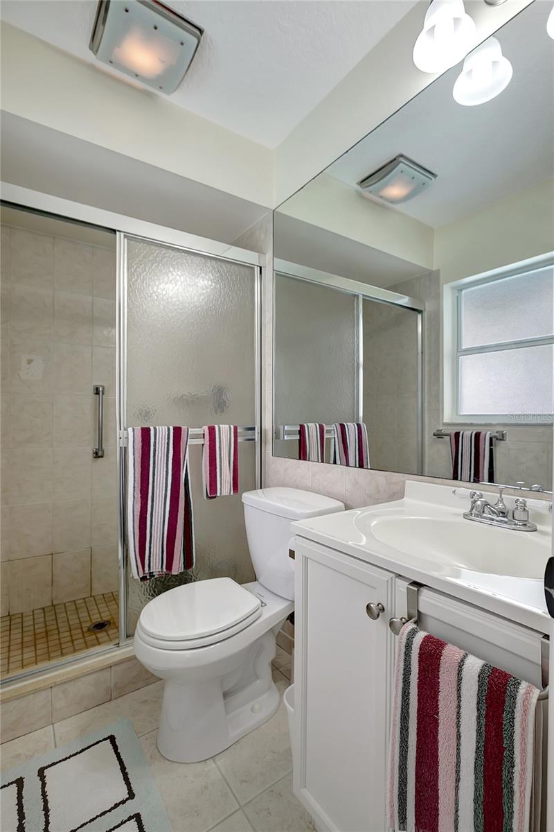 bathroom 3+pool bath