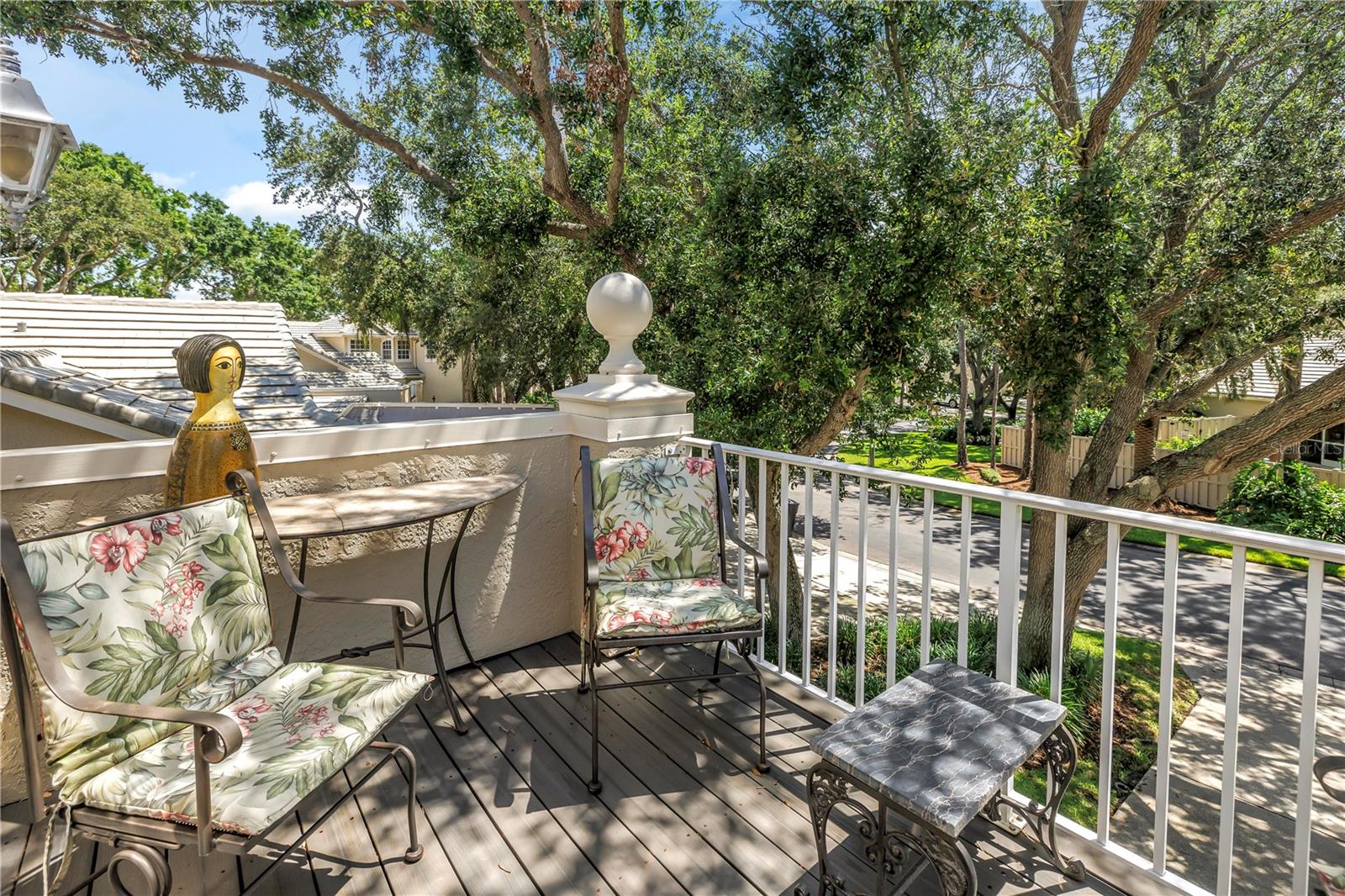 Treehouse Balcony is shady and in great condition