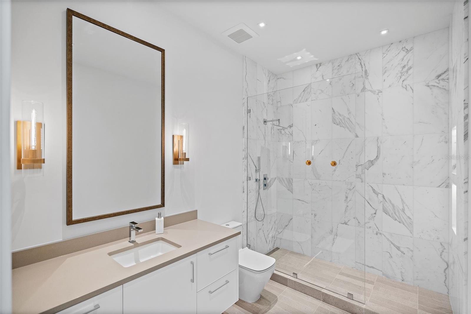 Bedroom 3's en suite bath