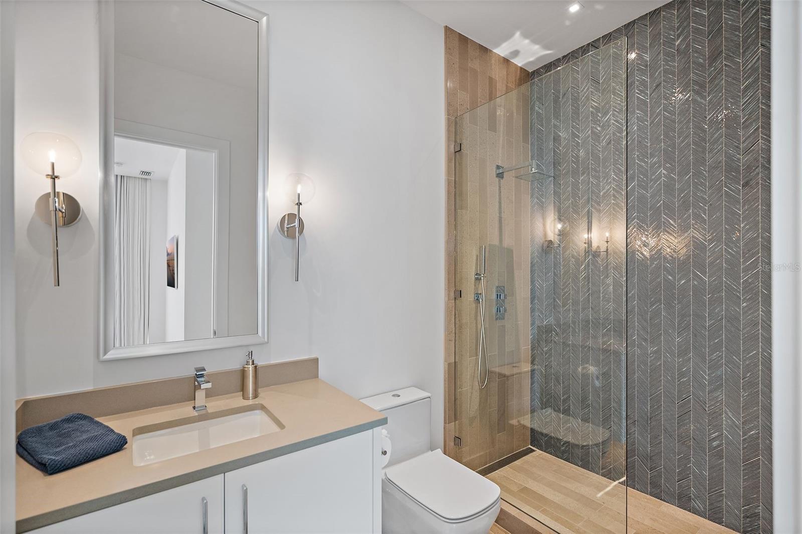 Bedroom 4's en suite bath