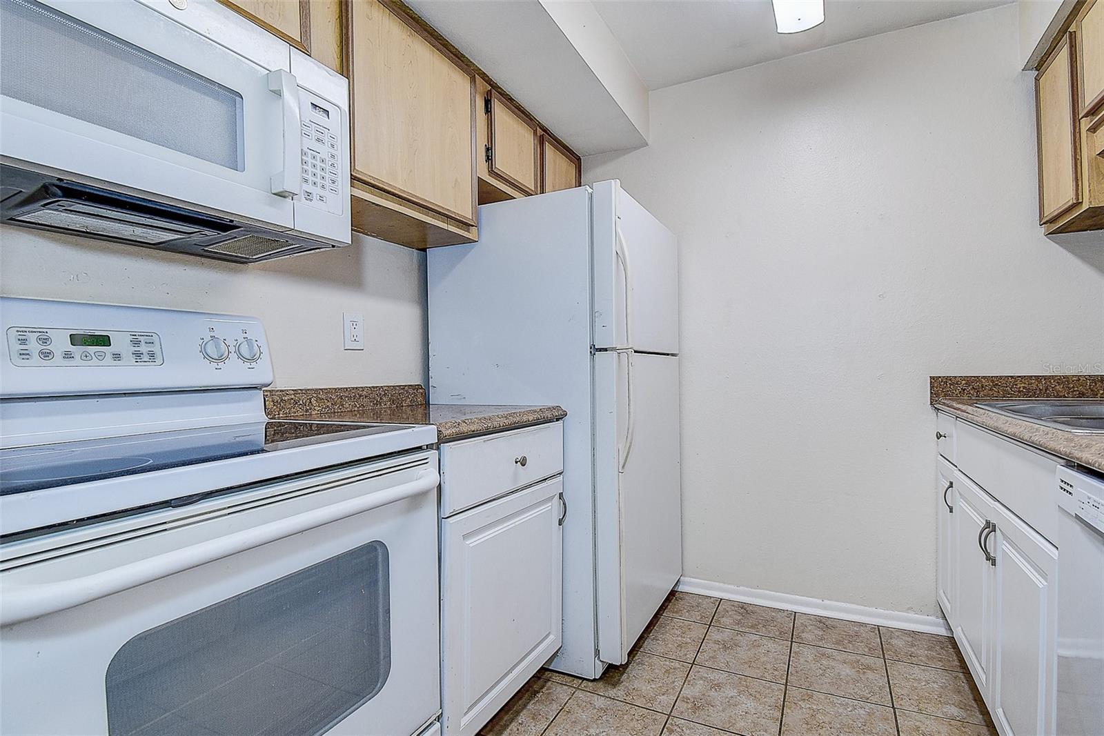 Kitchen with all appliances