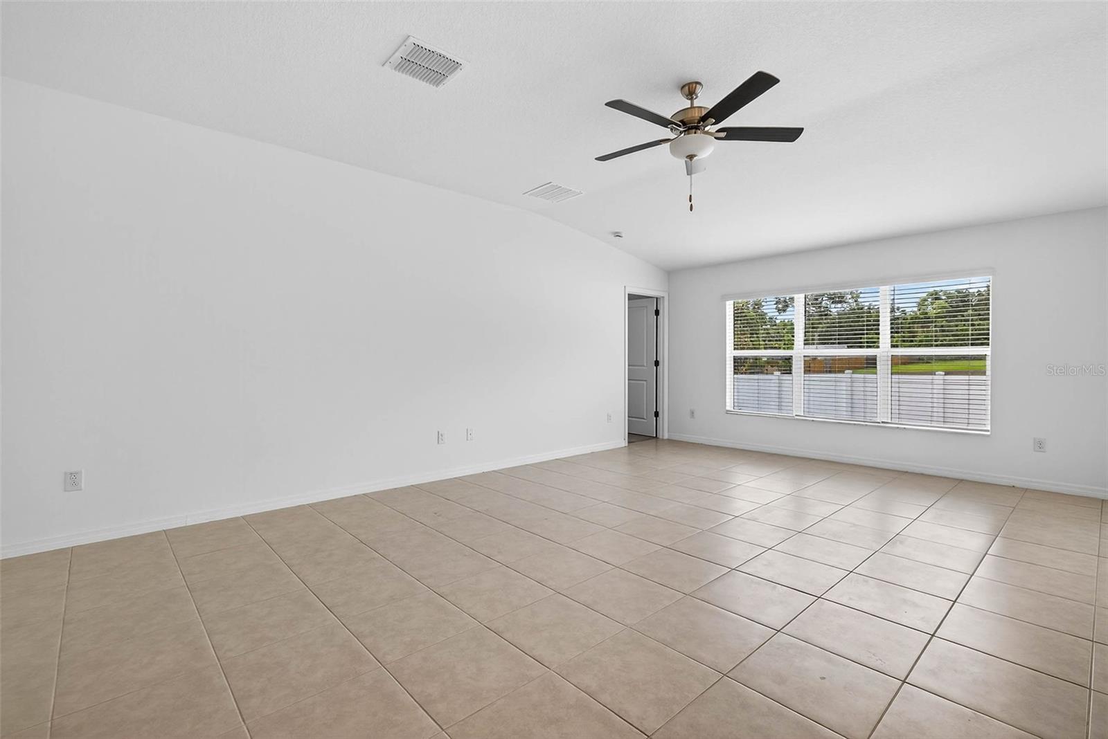 Living room unstaged