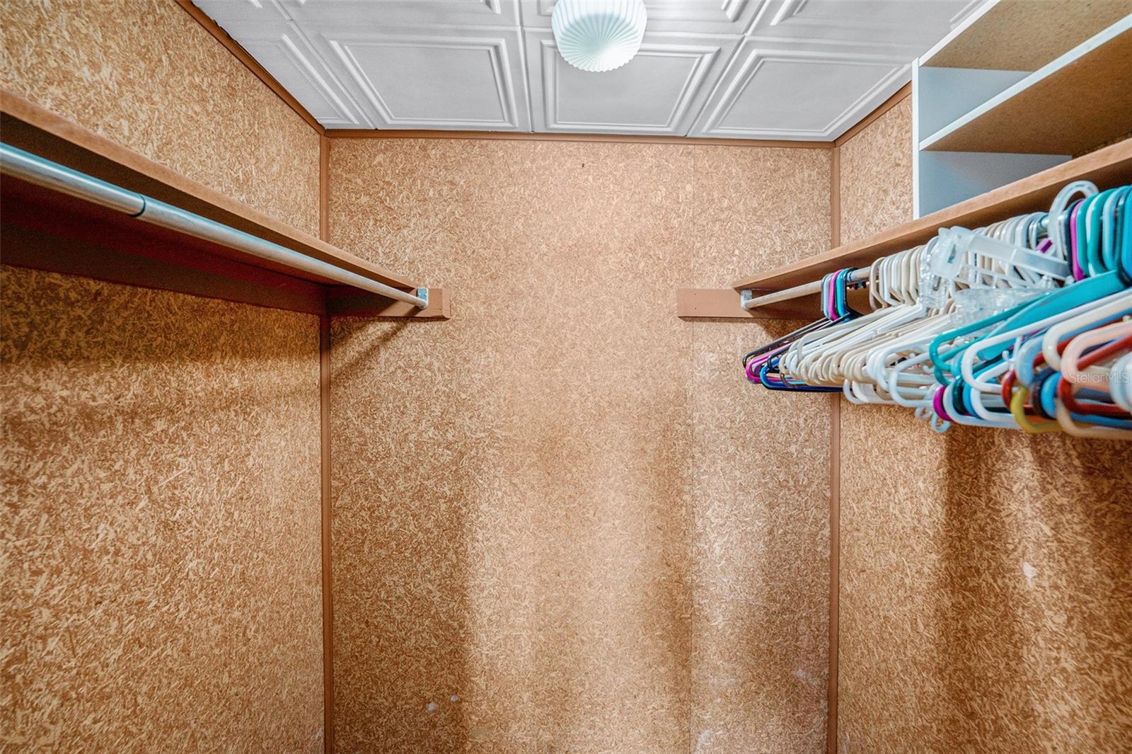 WALK-IN CLOSET