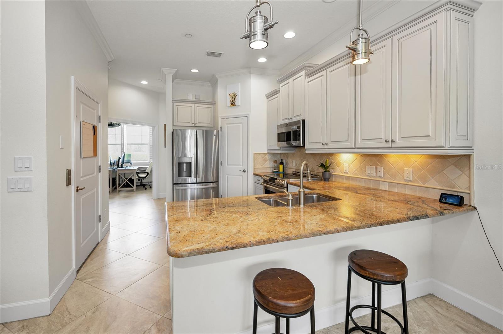 Kitchen with Breakfast bar