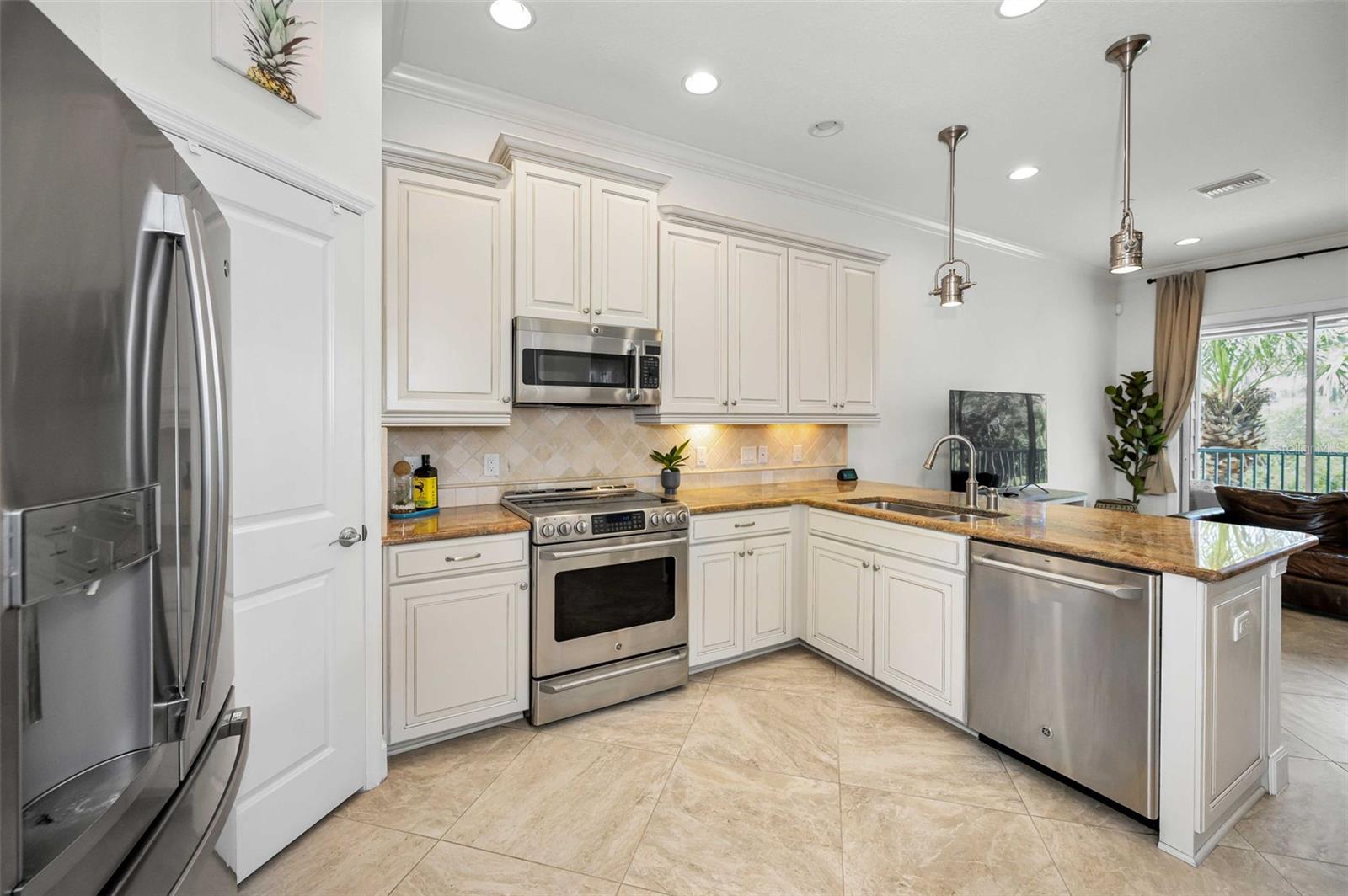 Kitchen with breakfast bar