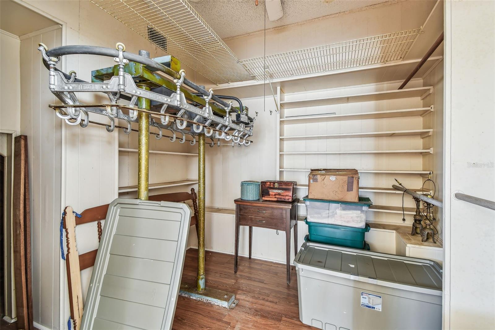 Cloet in primary bedroom