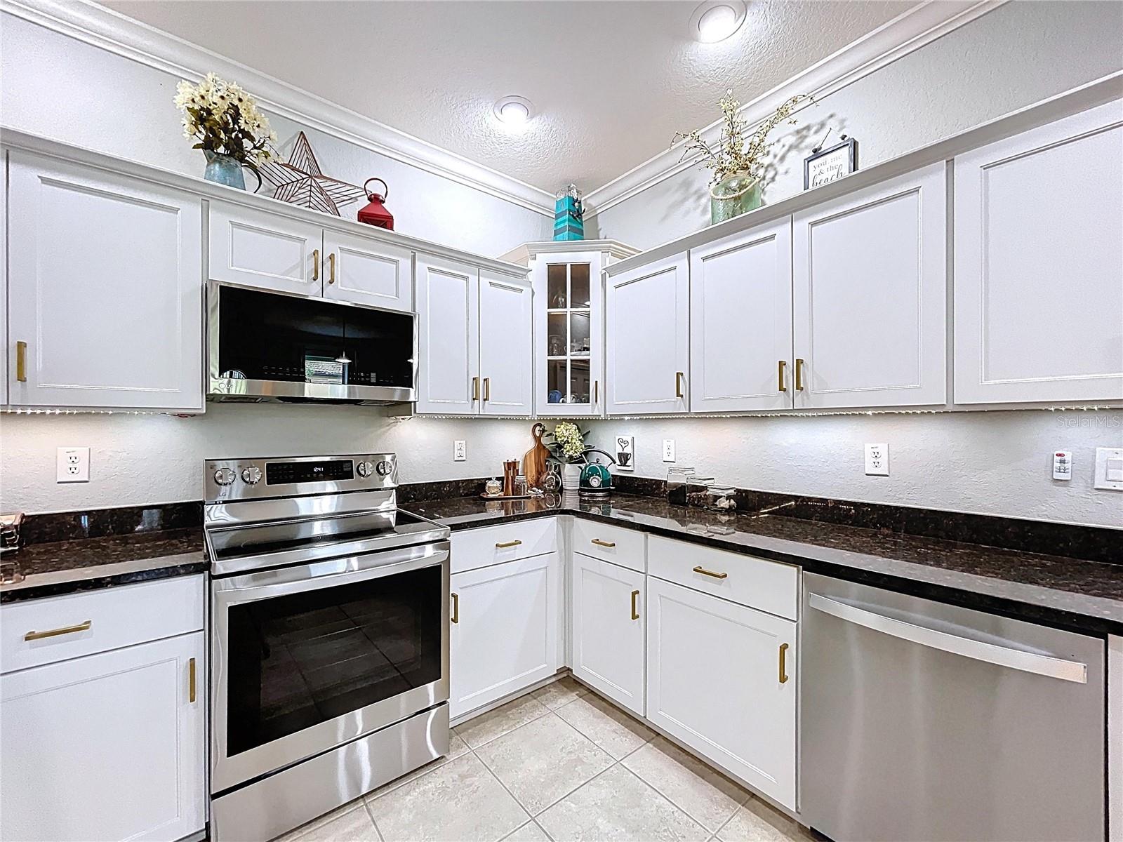 Kitchen with updated appliances~ Range 2024